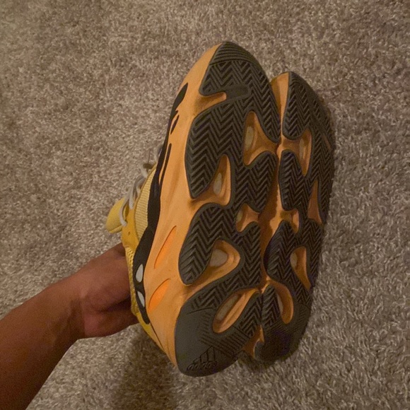 yeezy 700s - Picture 4 of 4
